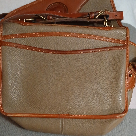 Classic Tan and Brown Leather Shoulder Bag - Picture 12 of 15